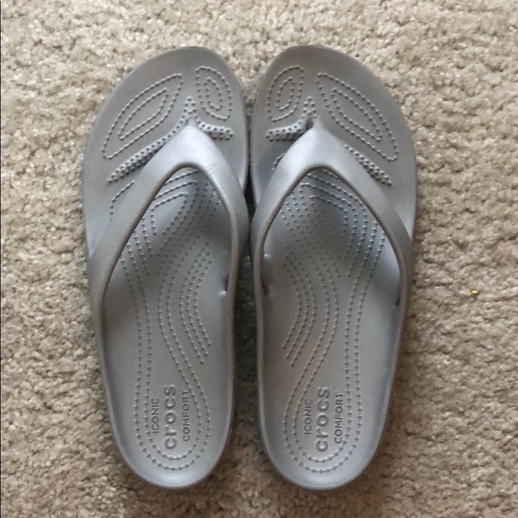 crocs comfort flip flops